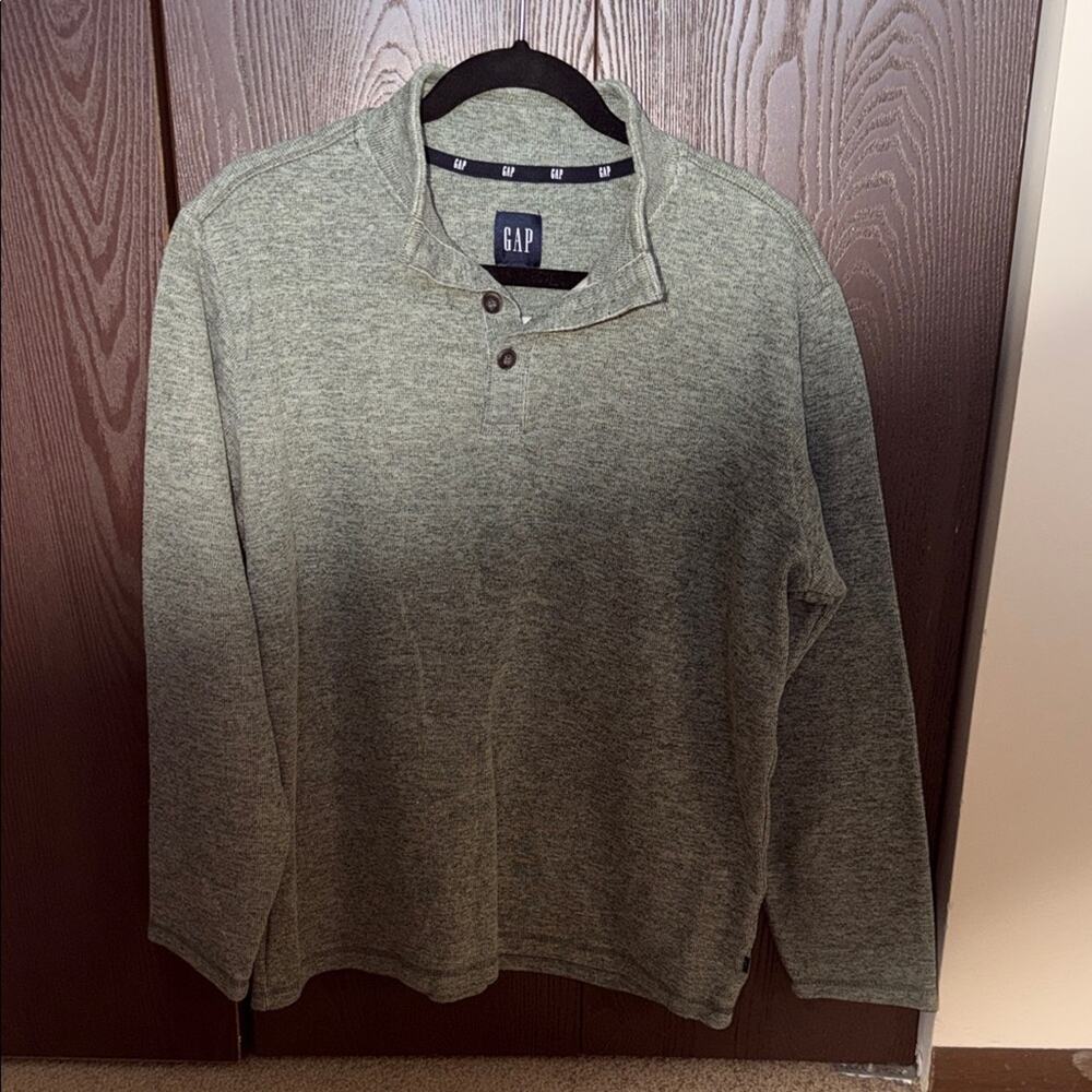 GAP Men's V-Neck Sweater - size large